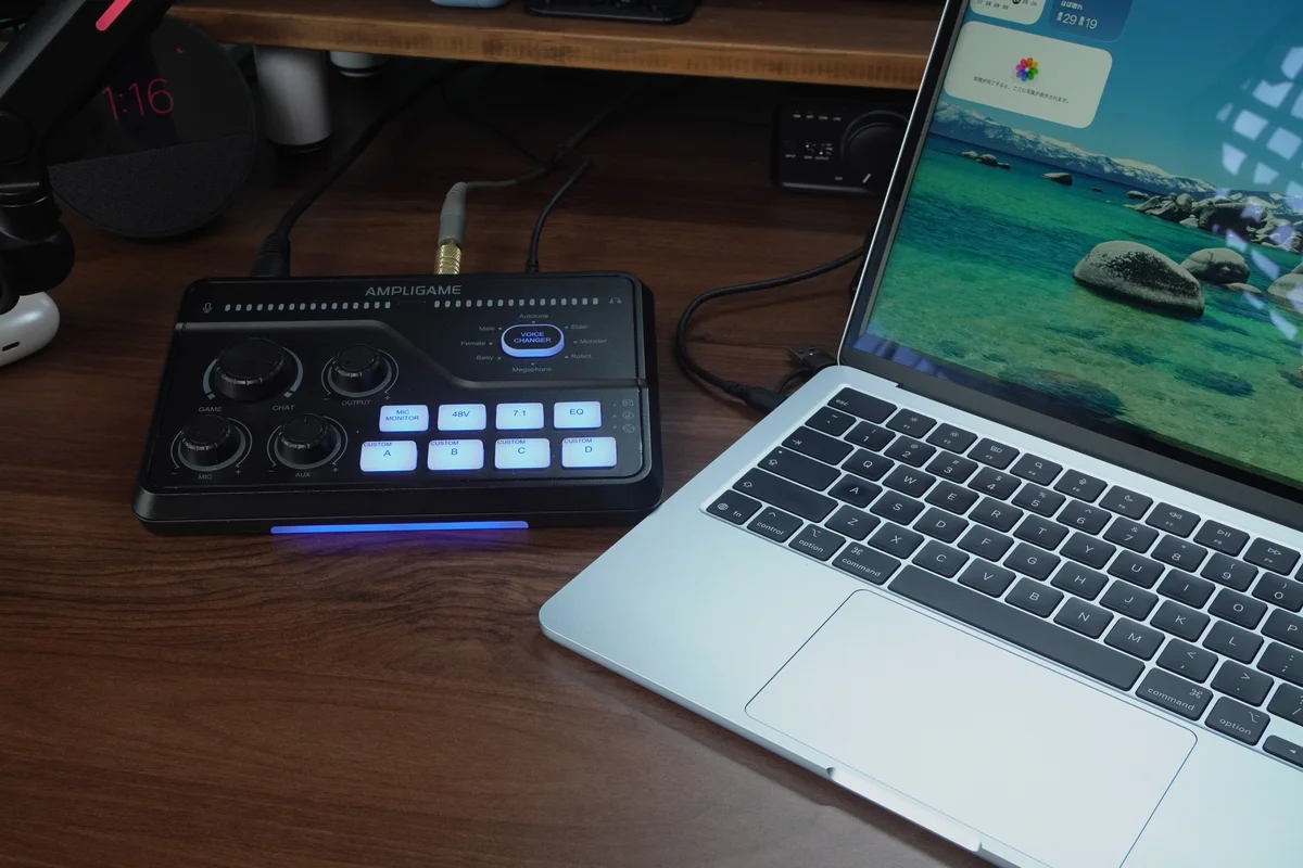 FIFINE AmpliGame SC8をMacBookにUSB-Cケーブルで接続した写真