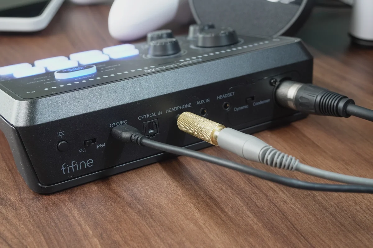FIFINE AmpliGame SC8の背面にUSB-C・XLR・ヘッドホンの各ケーブルを接続した状態の写真