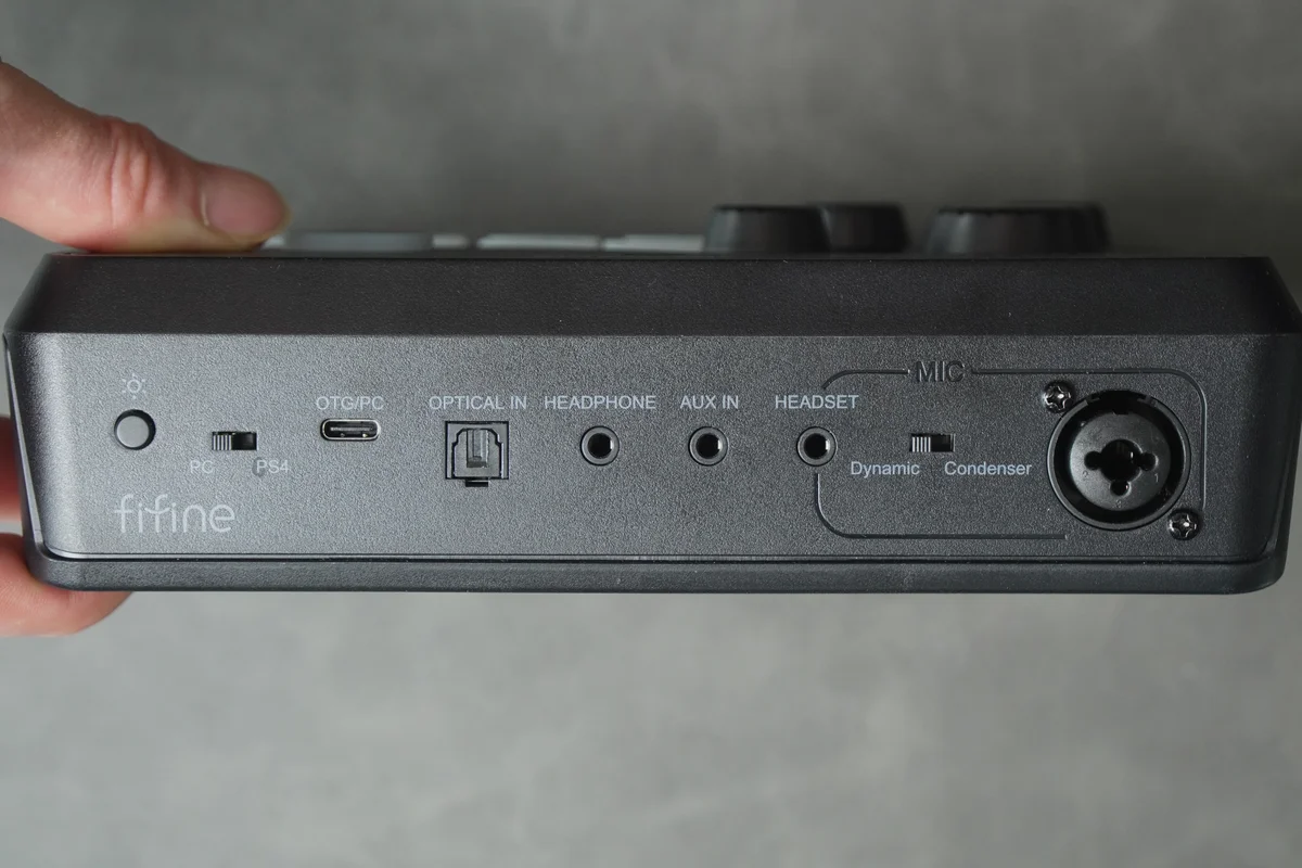 FIFINE AmpliGame SC8の背面にある入出力端子（USB-C・光デジタル入力・ヘッドホン・AUX IN・ヘッドセット・XLRコンボ）を並べて見せた写真