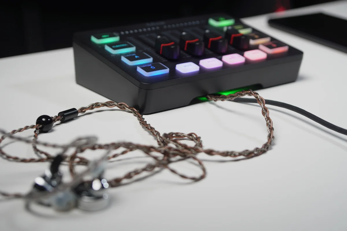 前作のFIFINE AmpliGame SC3の本体下にあるくぼみにイヤホンとケーブルを通した状態の写真