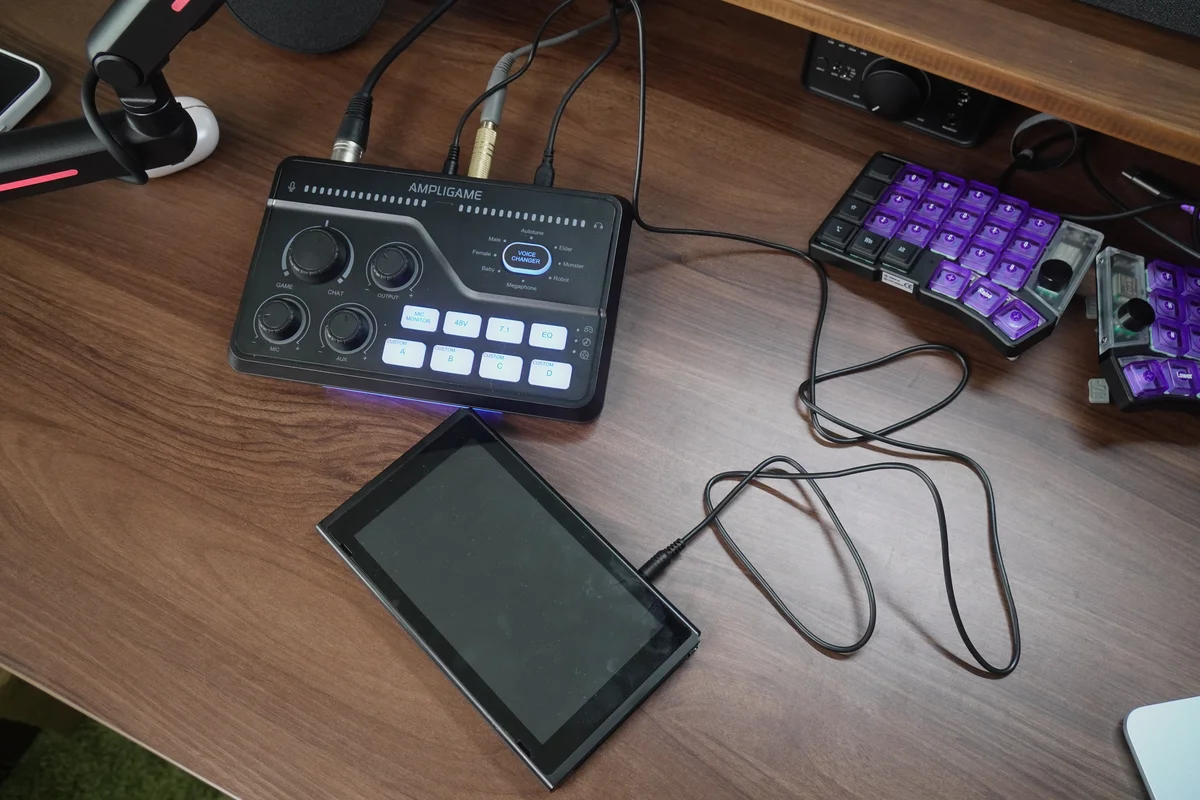 Nintendo SwitchのイヤホンジャックとFIFINE AmpliGame SC8のAUX INを3.5mmケーブルで接続した写真