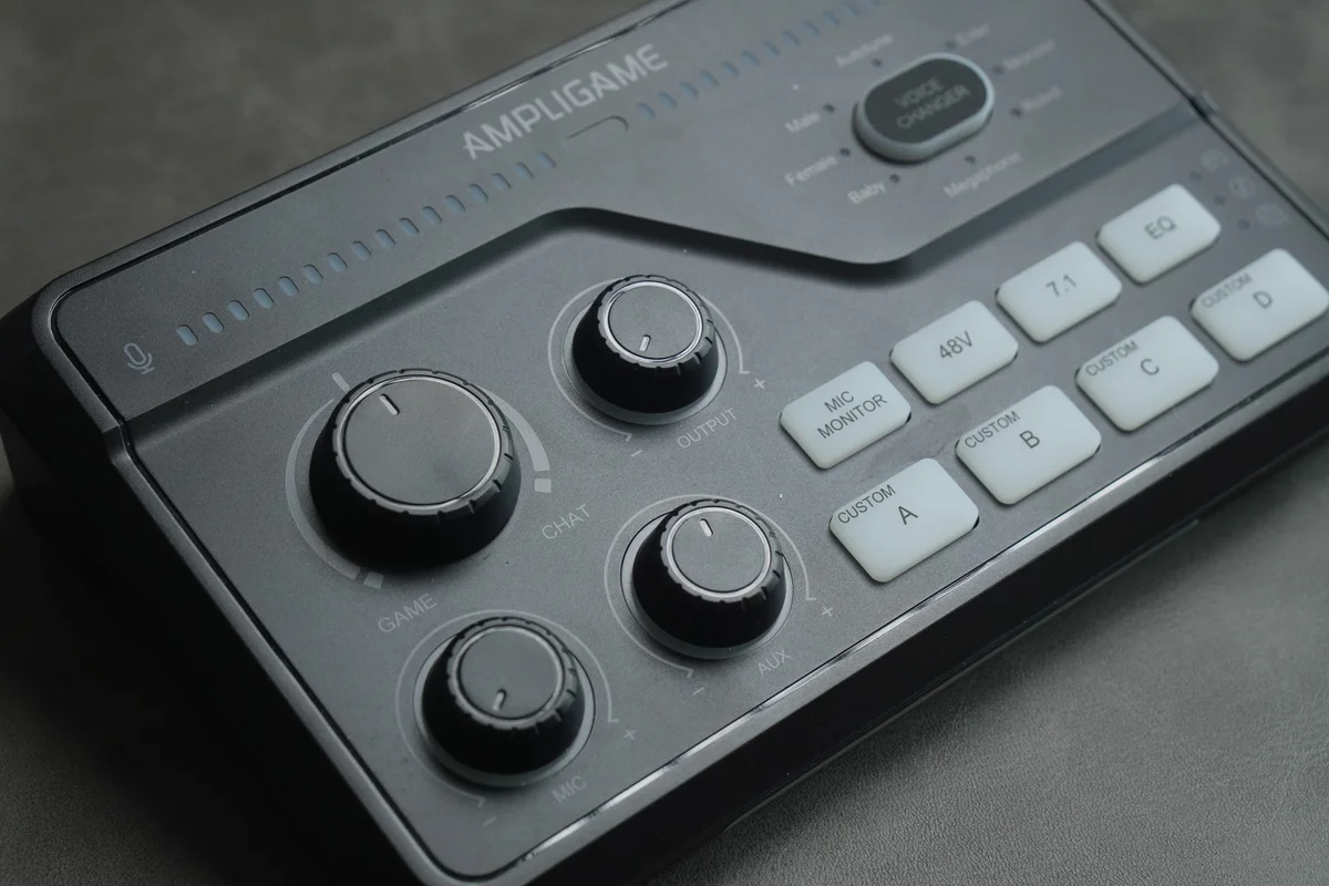 FIFINE AmpliGame SC8の天面を斜め上から撮影しノブとボタンの配置を見せた写真