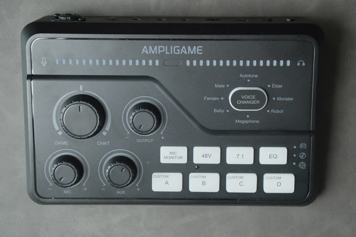 FIFINE AmpliGame SC8の本体天面を真上から撮影した写真