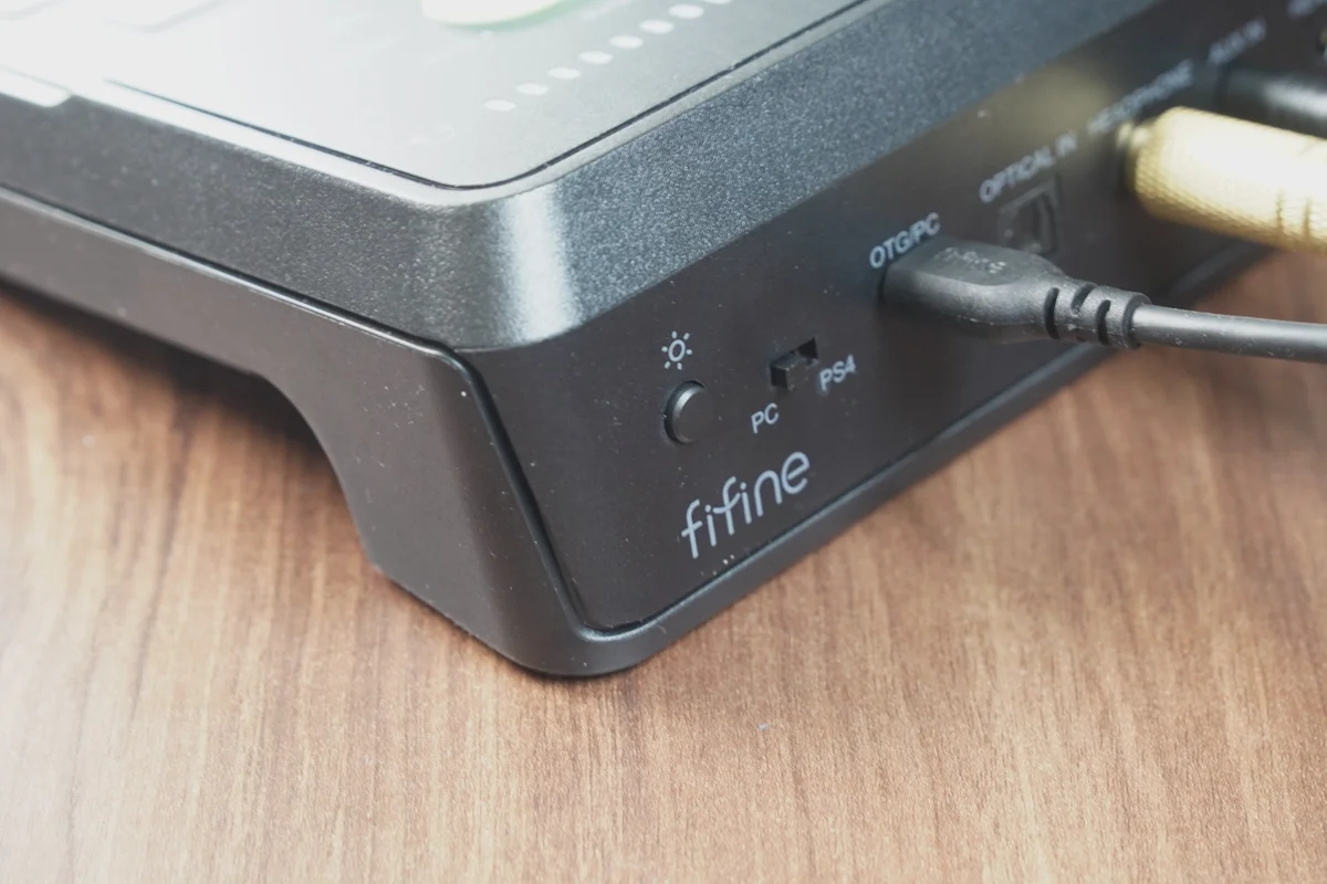 FIFINE AmpliGame SC8の背面USB-Cポートにケーブルを挿しPC/PS4切替スイッチとライティングボタンを見せた写真