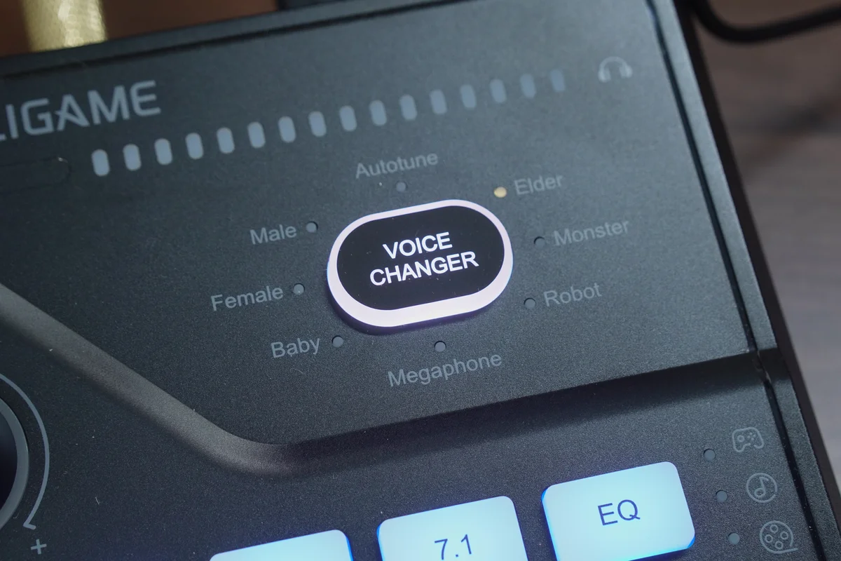 FIFINE AmpliGame SC8のVOICE CHANGERボタンと8種類のボイスチェンジャーモード表示を拡大した写真