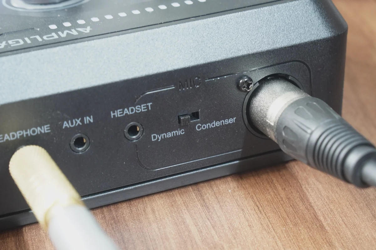 FIFINE AmpliGame SC8のXLR端子にマイクケーブルを挿しDynamic/Condenser切替スイッチを見せた写真