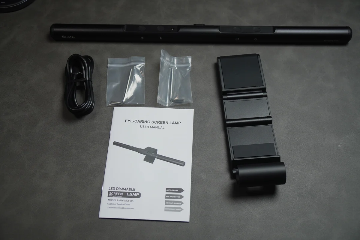 Quntis モニターライト Focus 40cmの内容物一式(ライト本体・クリップ・USB-A to USB-Cケーブル・六角レンチ・説明書)を並べた写真