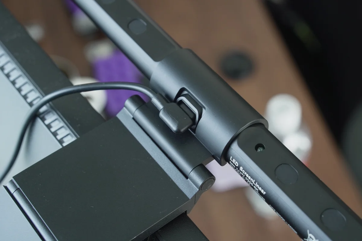 Quntis モニターライト Focus 40cmのライト本体にUSB-Cケーブルを接続した状態の写真