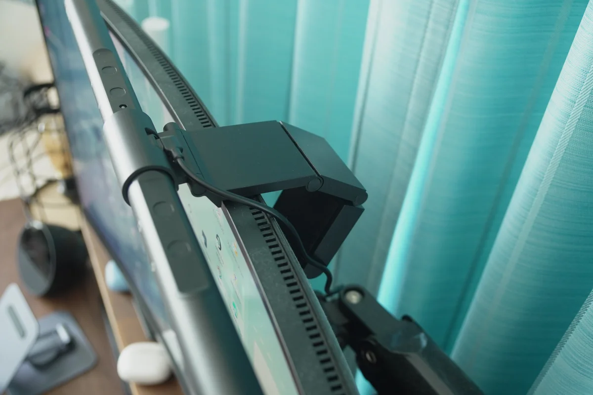 Quntis モニターライト Focus 40cmのクリップがXiaomi 34インチ湾曲モニターの背面に掛かっている様子の写真