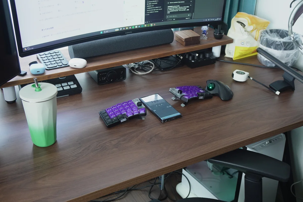 Quntis モニターライト Focus 40cmを設置したデスクを斜め上から撮影した写真