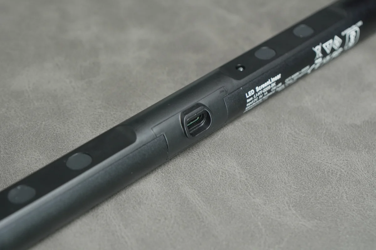 Quntis モニターライト Focus 40cmのライト本体にあるUSB-Cポートと定格表示ラベル(DC 5V 1A)をクローズアップした写真
