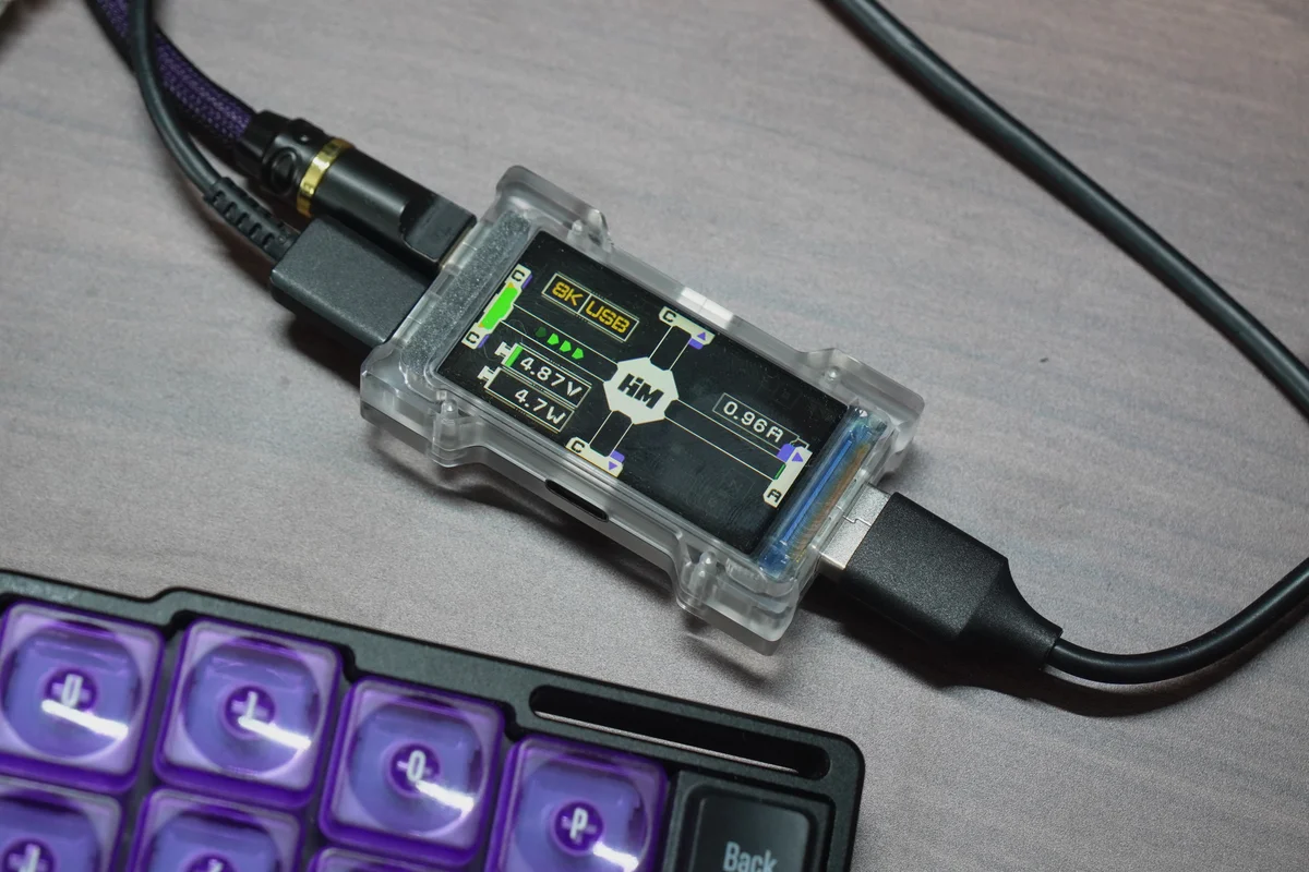 HM LabのUSBハブの画面でQuntis モニターライト Focus 40cmの消費電力(4.87V・0.96A・4.7W)を表示している写真