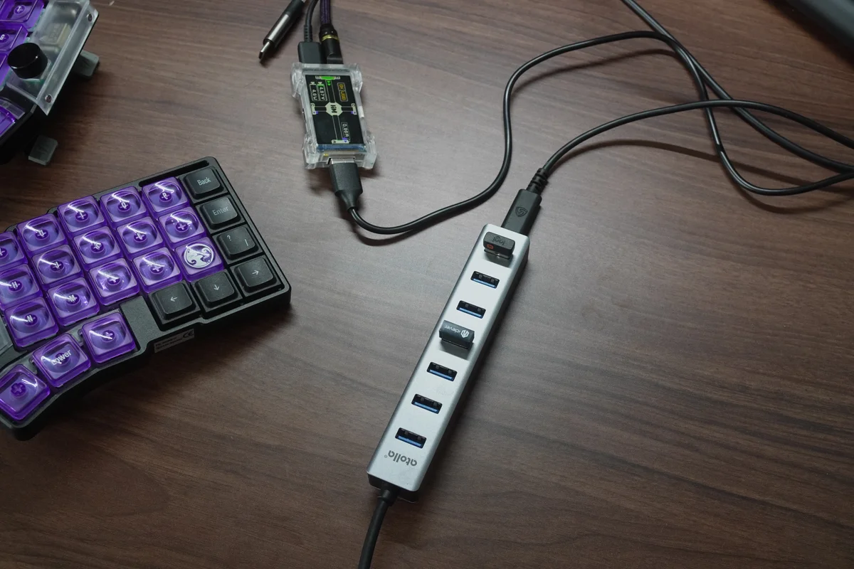 Quntis モニターライト Focus 40cmの給電に使ったHM LabのUSBハブとatollaのUSBハブをキーボードの横に並べた写真