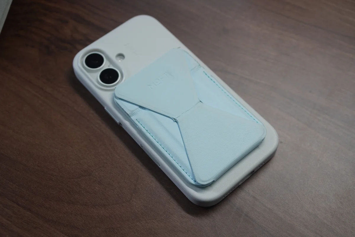 スマートフォンの背面に水色のMOFTスマホスタンドを取り付けた写真