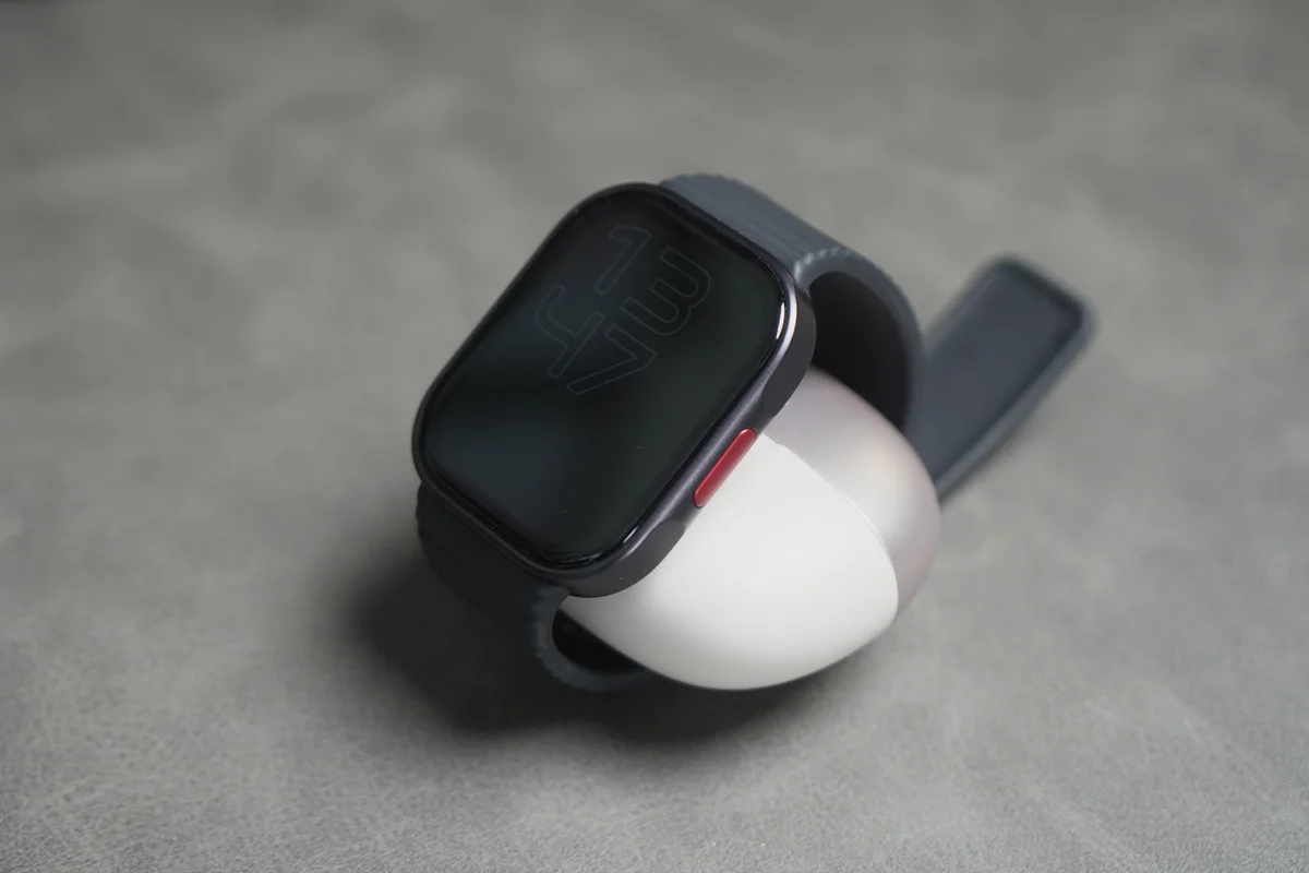 Redmi Watch 6 Liteをスタンドに着けて左斜めから撮影した写真