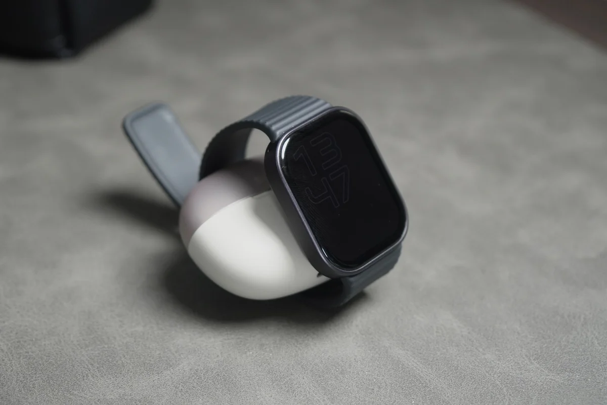 Redmi Watch 6 Liteをスタンドに着けて右斜めから撮影した写真