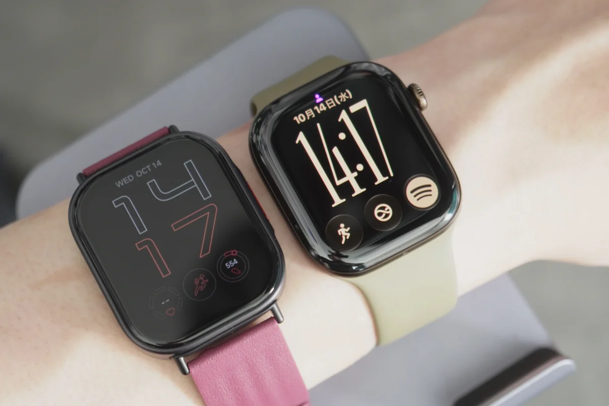 Redmi Watch 6 LiteとApple Watchの常時表示ディスプレイの明るさを手首で比べた写真