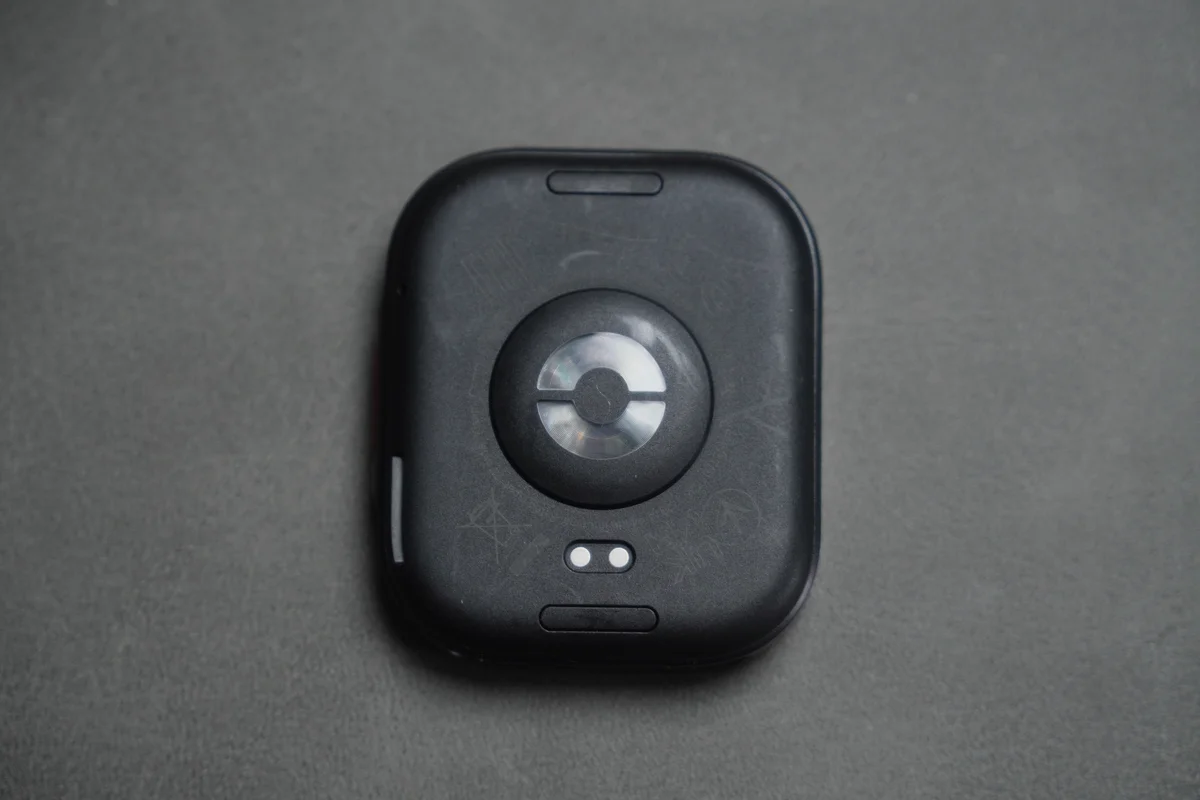 Redmi Watch 6 Liteの裏面にある心拍センサーの写真