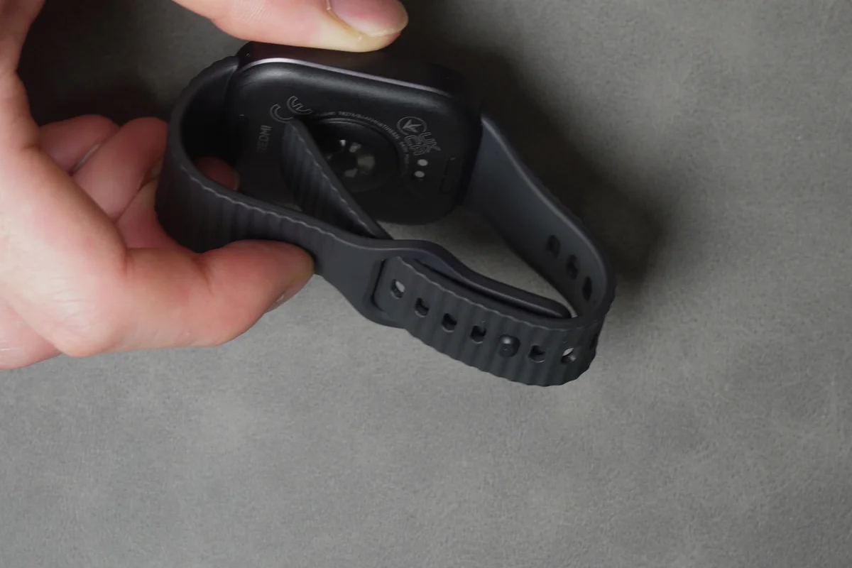 Redmi Watch 6 Liteの標準バンドの留め具の構造を見せた写真