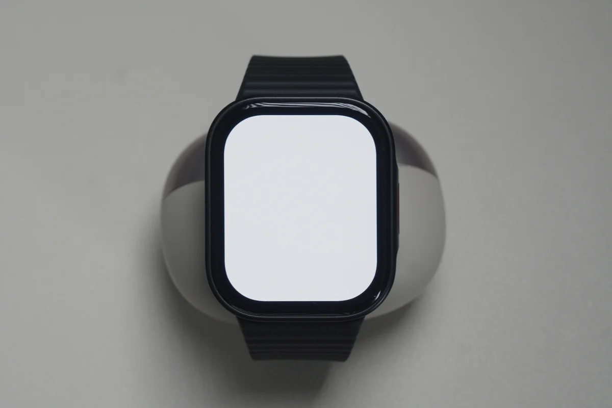 Redmi Watch 6 Liteの画面を白く表示してベゼル幅を見た写真