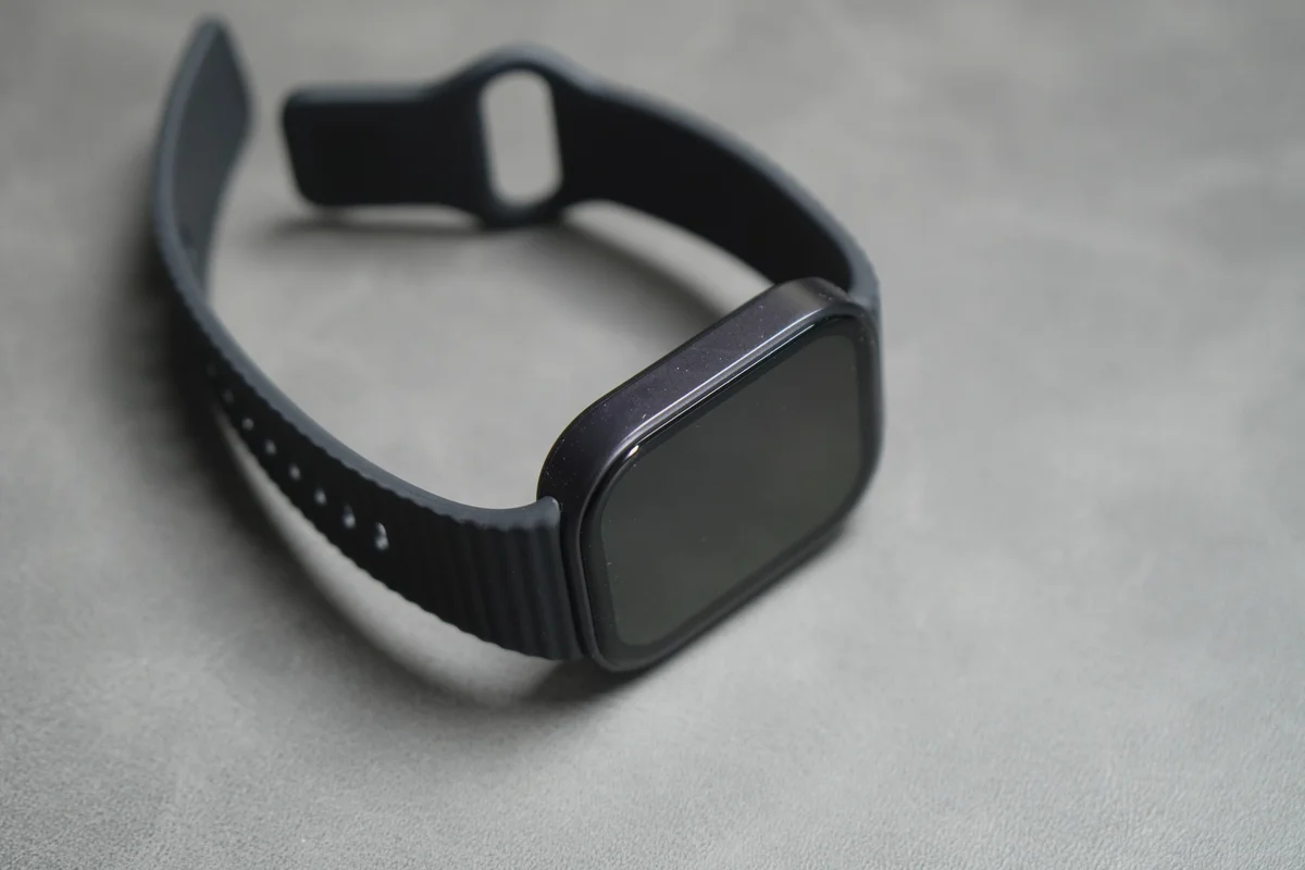 Redmi Watch 6 Lite本体と標準バンドを斜めから撮影した写真