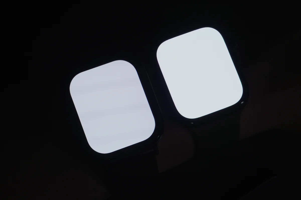 Redmi Watch 6 LiteとApple Watchの画面の明るさを暗い場所で比べた写真