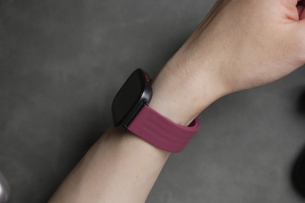 Redmi Watch 6 Liteに交換バンドを着けて手首に装着し横から撮影した写真