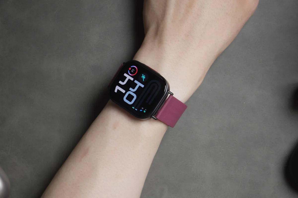 Redmi Watch 6 Liteに交換バンドを着けて手首に装着した写真
