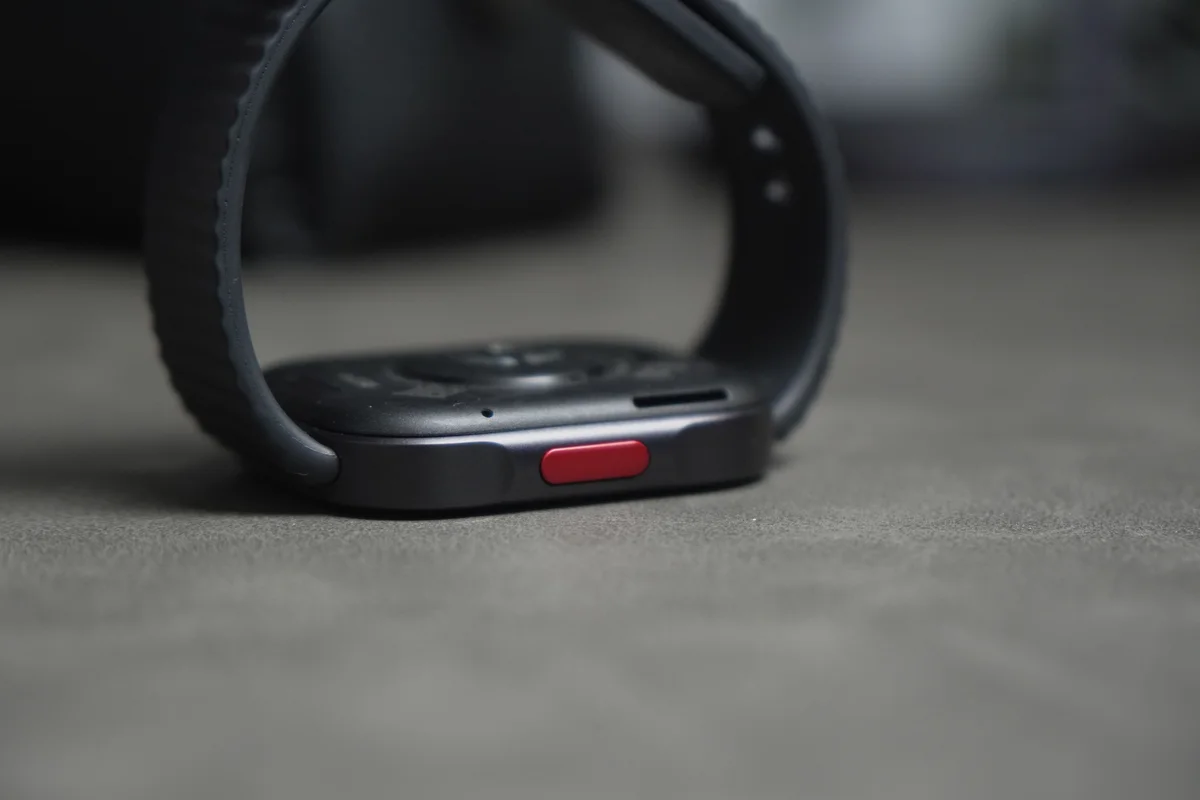 Redmi Watch 6 Liteの側面にある赤いサイドボタンの写真
