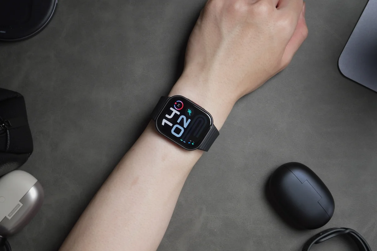 Redmi Watch 6 Liteを手首に着けた状態の写真